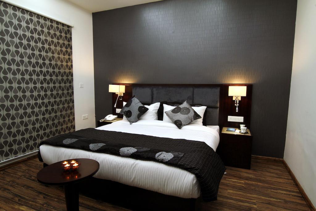 Karnāl Hotel Prem Plaza מראה חיצוני תמונה