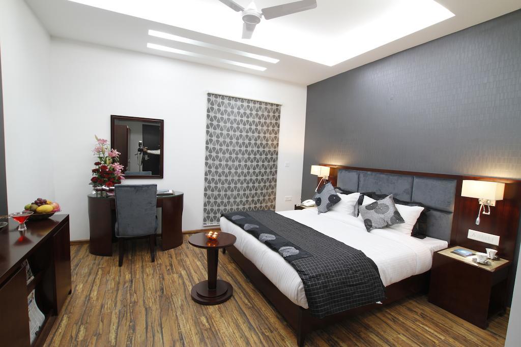 Karnāl Hotel Prem Plaza מראה חיצוני תמונה