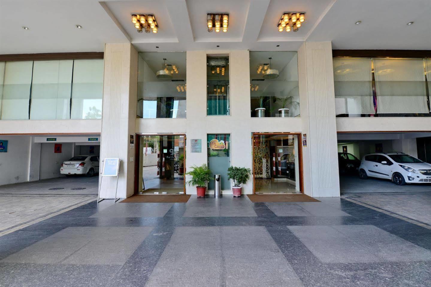 Karnāl Hotel Prem Plaza מראה חיצוני תמונה