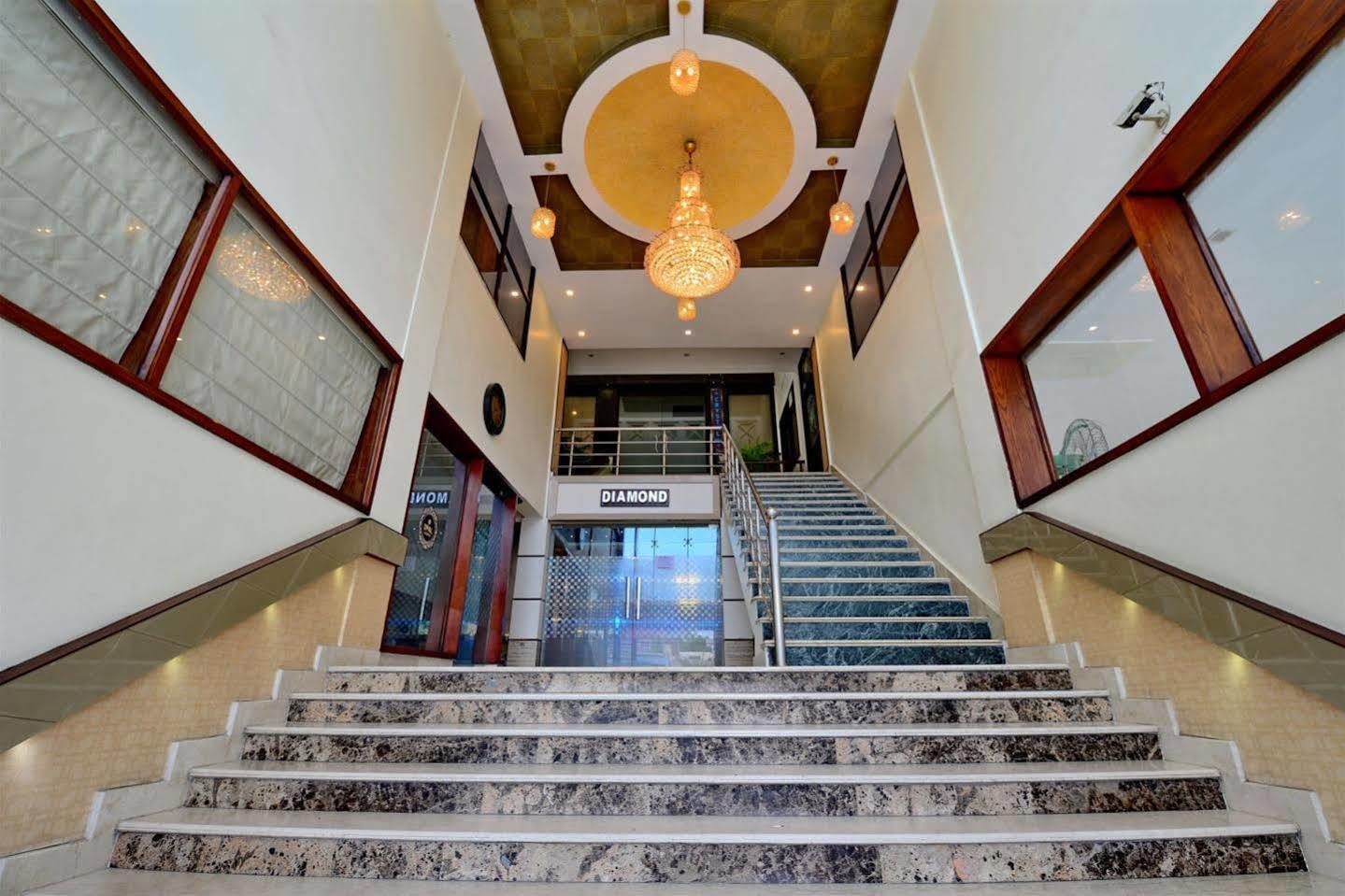 Karnāl Hotel Prem Plaza מראה חיצוני תמונה
