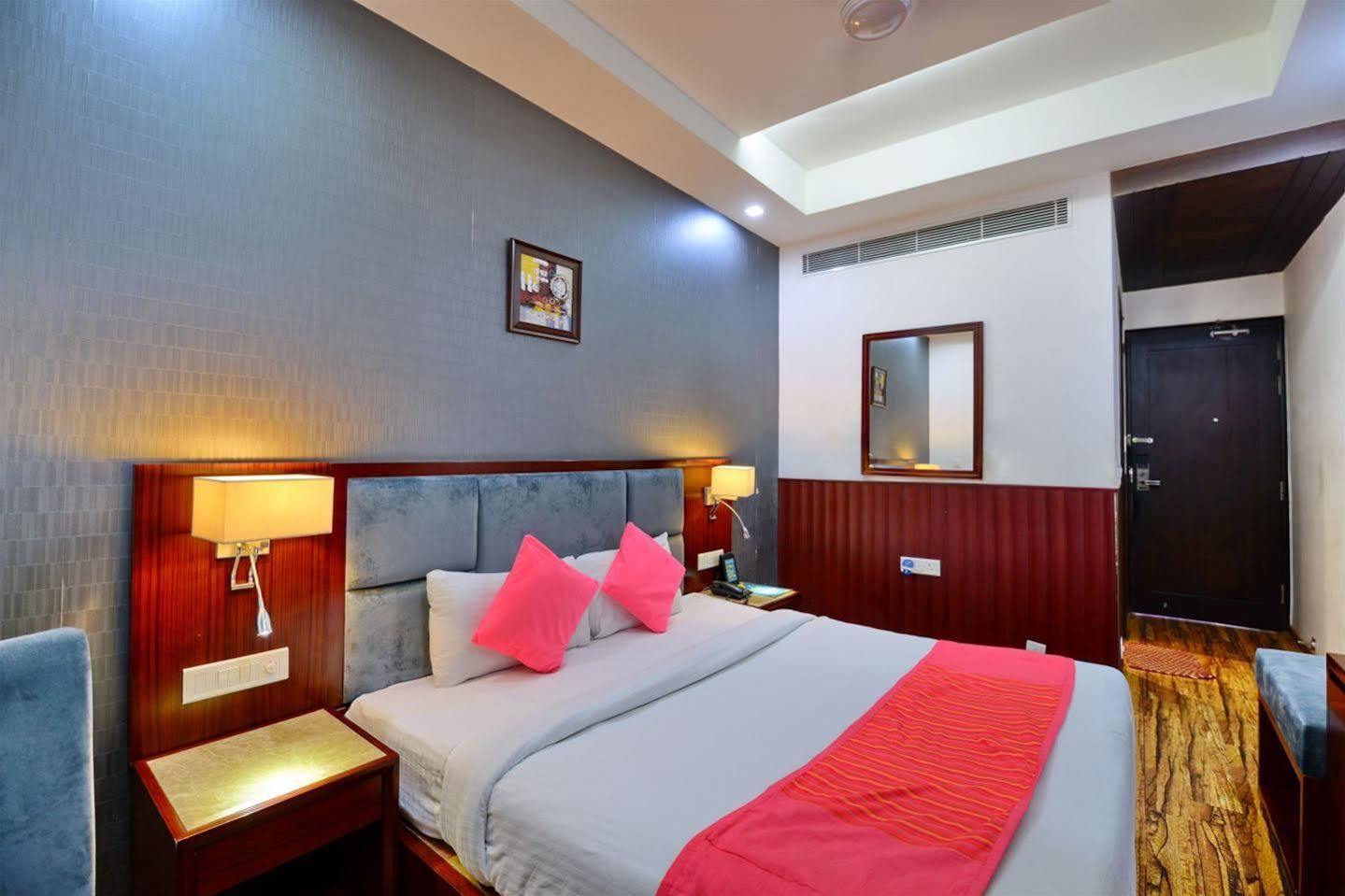 Karnāl Hotel Prem Plaza מראה חיצוני תמונה