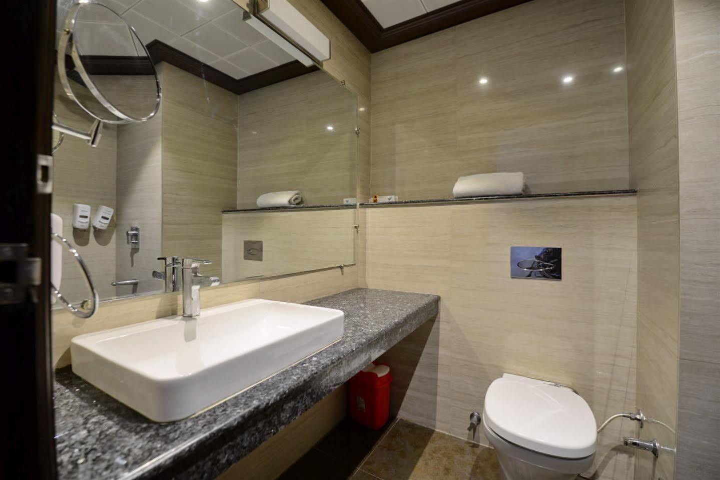 Karnāl Hotel Prem Plaza מראה חיצוני תמונה