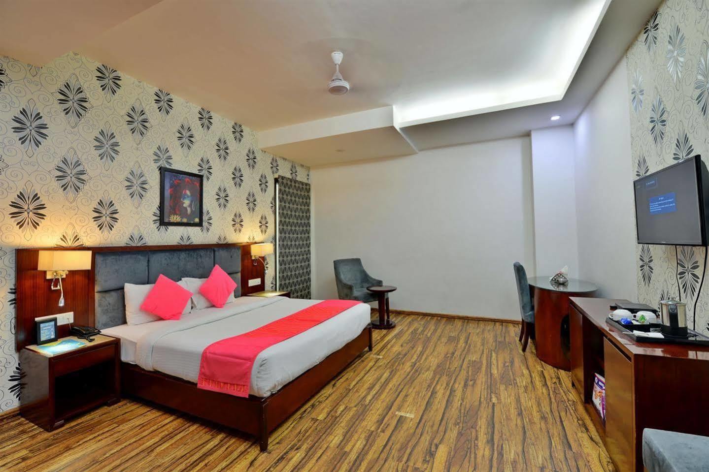 Karnāl Hotel Prem Plaza מראה חיצוני תמונה