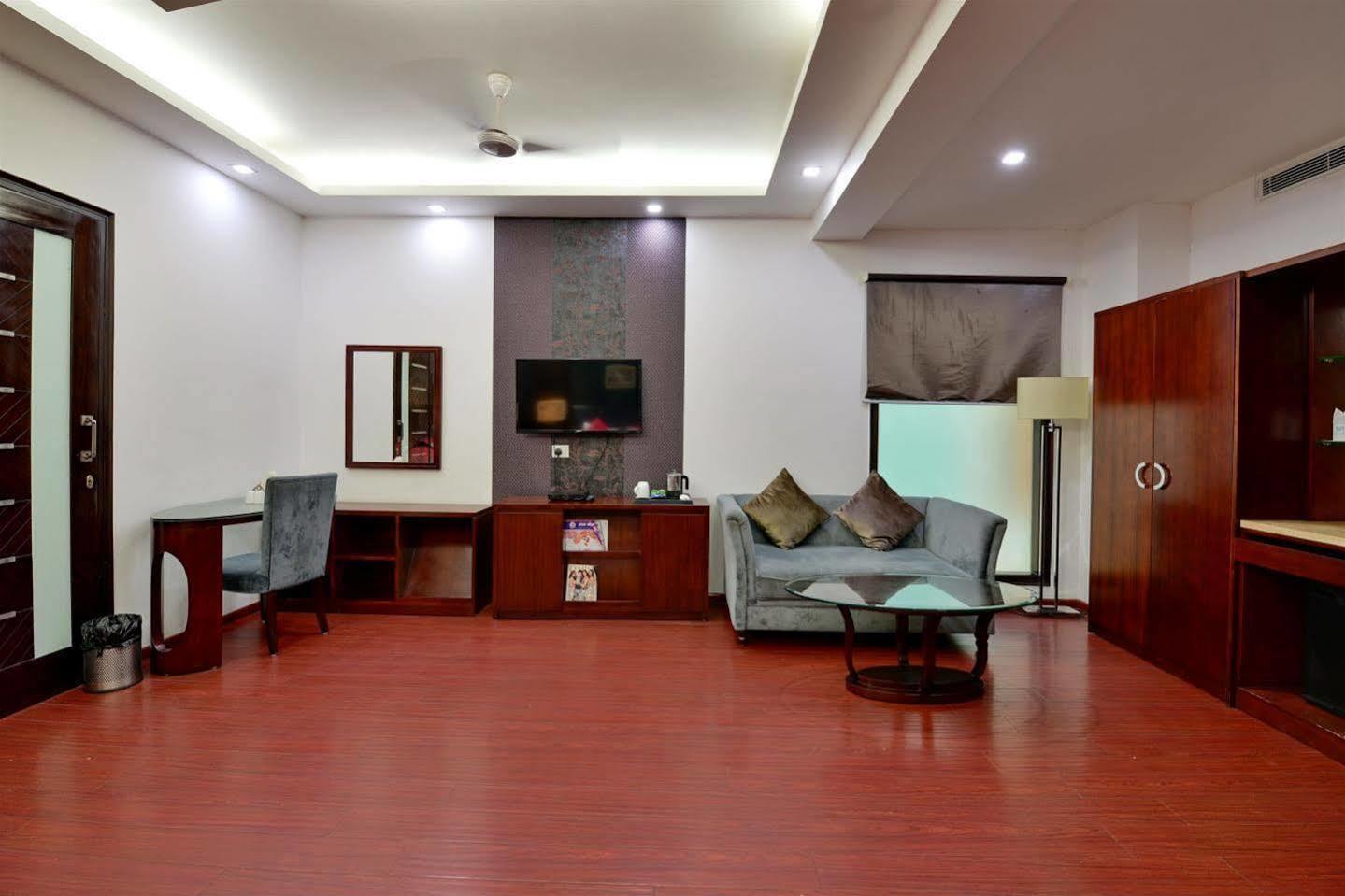 Karnāl Hotel Prem Plaza מראה חיצוני תמונה