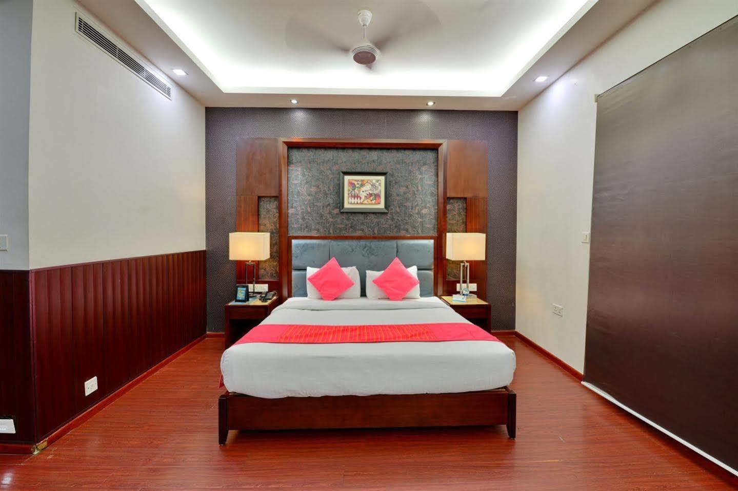 Karnāl Hotel Prem Plaza מראה חיצוני תמונה