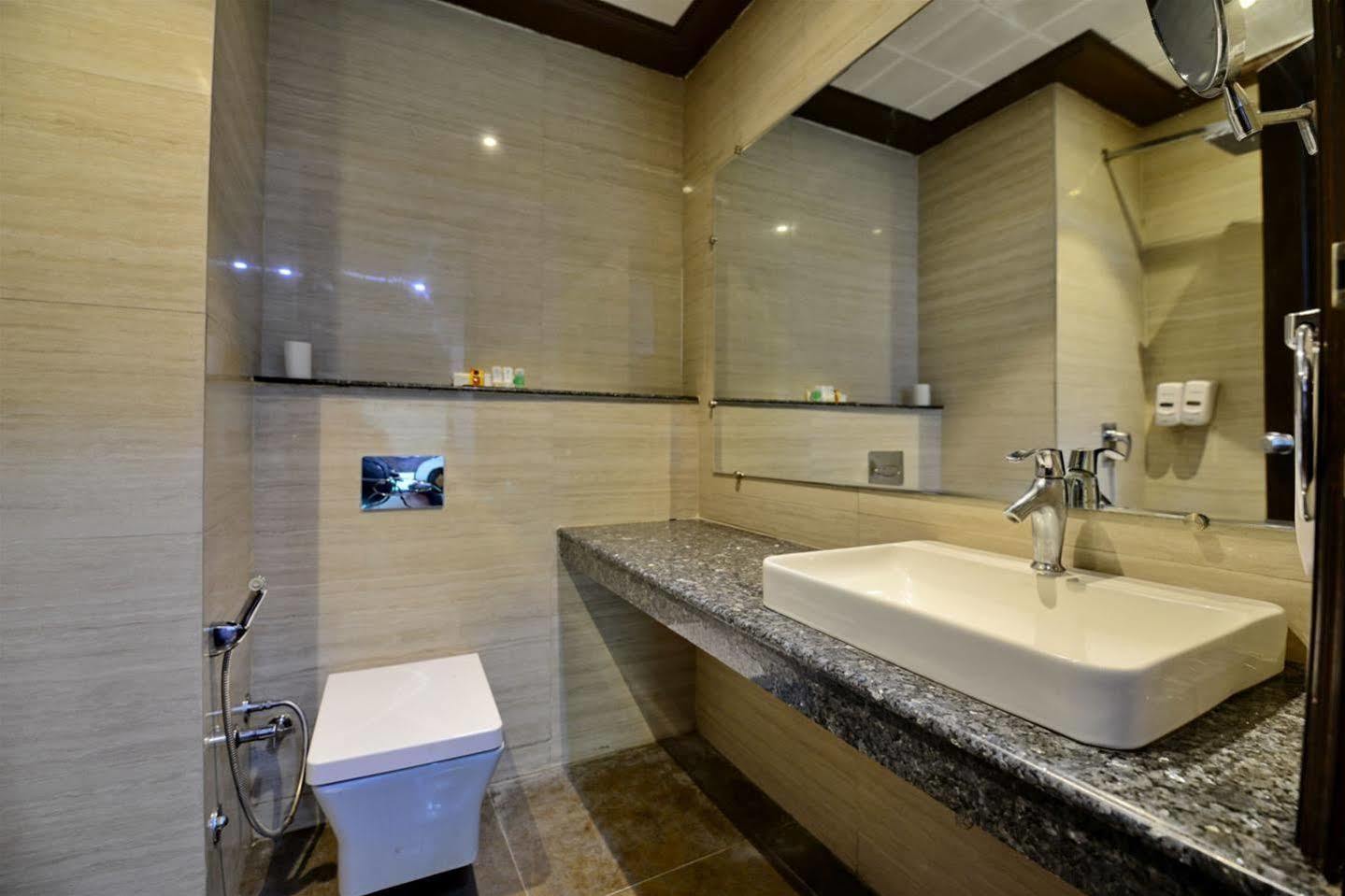 Karnāl Hotel Prem Plaza מראה חיצוני תמונה
